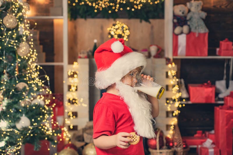 A Babbo Natale piacciono i biscotti e il latte che gli è rimasto alla vigilia di Natale Babbo Natale divertente Bambino divertent fotografia stock A Babbo Natale piacciono i biscotti e il latte che gli è rimasto alla vigilia di Natale Babbo Natale divertente Bambino divertent fotografia stock