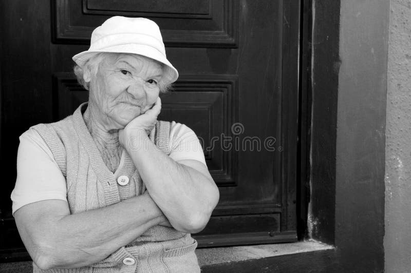 Babcia Patrzeje kamera z Szczęśliwym Niegrzecznym wyrażeniem zdjęcia royalty free Babcia Patrzeje kamera z Szczęśliwym Niegrzecznym wyrażeniem zdjęcia royalty free