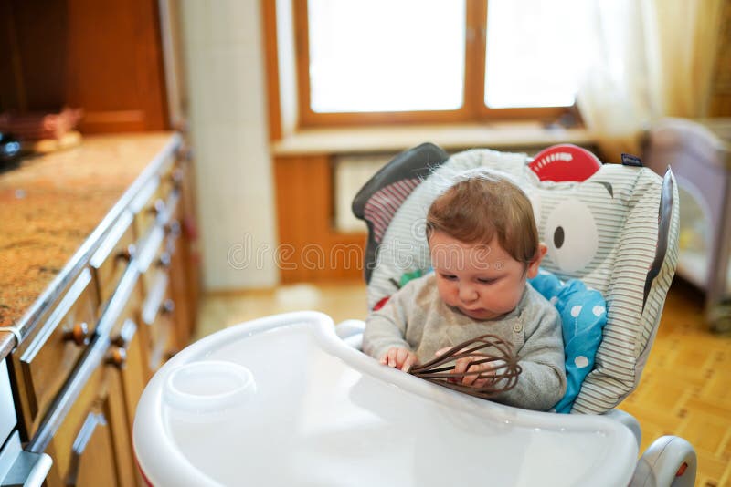 Baby als voorzitter in keuken Concept kinderjaren royalty-vrije stock foto Baby als voorzitter in keuken Concept kinderjaren royalty-vrije stock foto