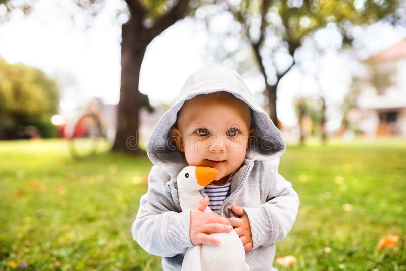 Baby Auf Dem Gras Im Garten Stockfoto Bild von
