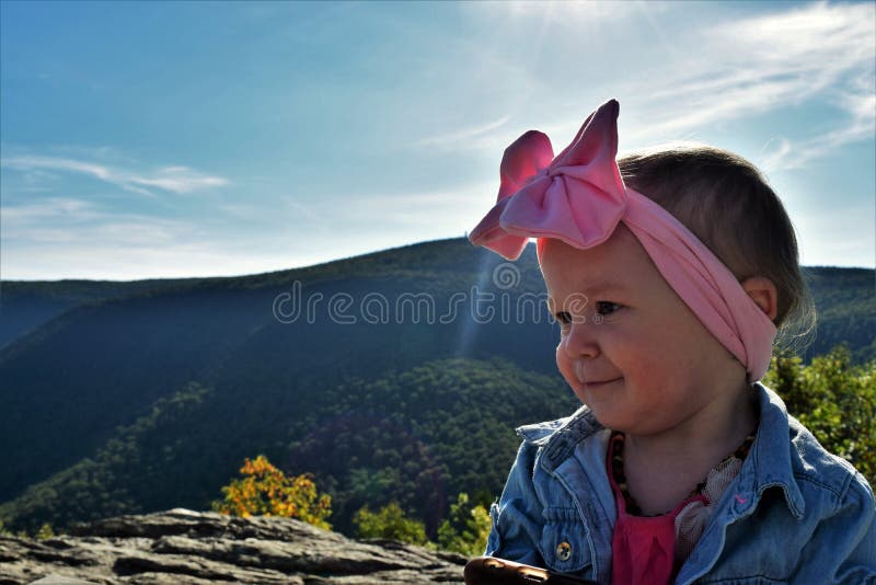 Baby auf die Gebirgsoberseite lizenzfreie stockbilder Baby auf die Gebirgsoberseite lizenzfreie stockbilder