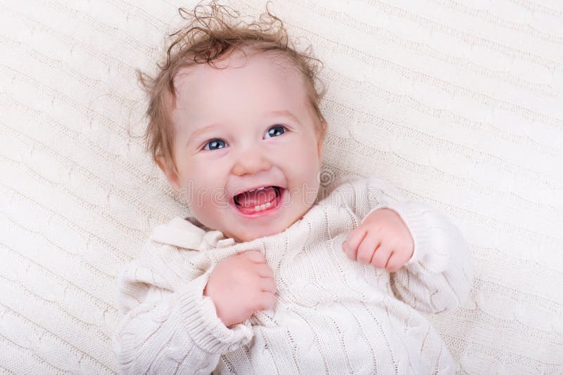 Baby auf gestrickter Decke stockbild Baby auf gestrickter Decke stockbild