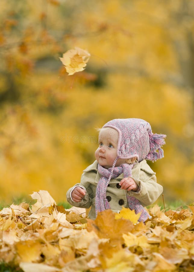 Baby Mädchen Herbst die Blätter.