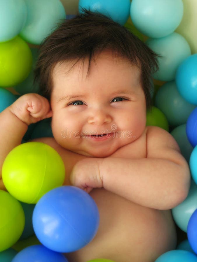 Feliz 3 meses viejo un nino en bano de esfera.