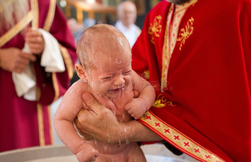 Religioso ceremonia de un nino bautismo o bautismo en iglesia.