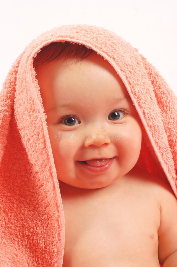 Foto di dolce e felice bambina sul sfondo bianco.