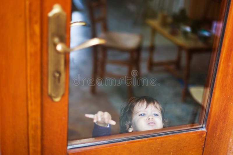 Baby behind closed door stock photography Baby behind closed door stock photography