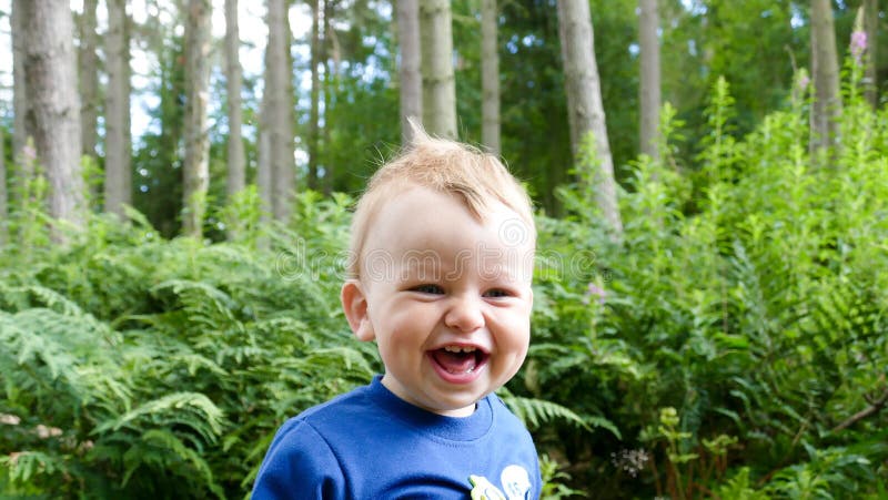Bambino ridere durante la passeggiata nel bosco.