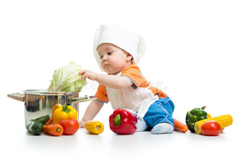 Baby boy kuchár s zdravých potravín, zeleniny a pan.