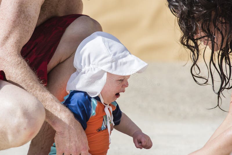 Un bambino piange, mentre sulla spiaggia in Messico.