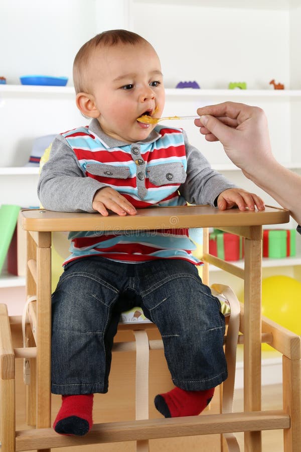Baby, das Brei isst lizenzfreie stockfotografie