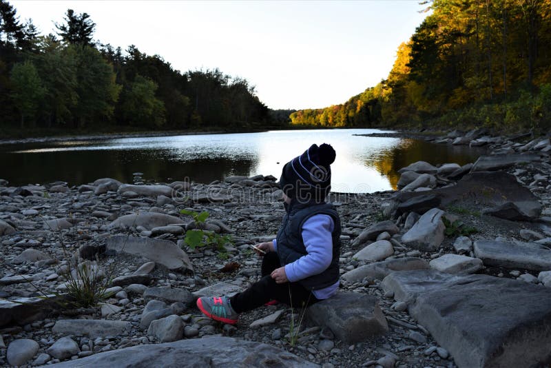 Baby das in Fluss  sitzt stockfoto Bild von nebelig 