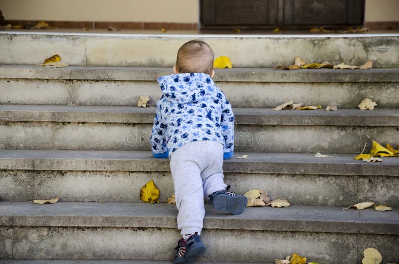 Baby, Das Herauf Die Treppe Kriecht Stockfoto - Bild von treppenhaus