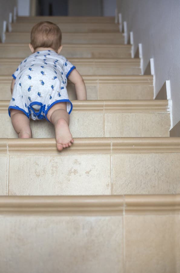 Baby, Das Herauf Die Treppe Kriecht Stockfoto - Bild von niedrig