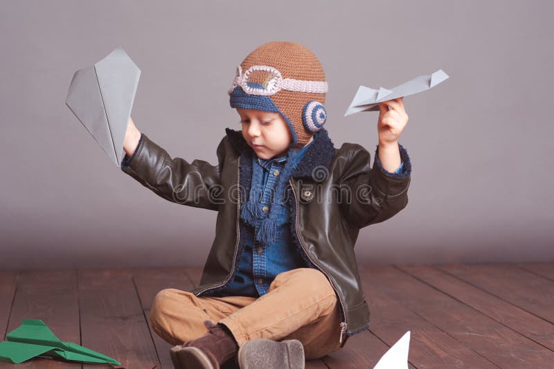 Baby, das im Raum spielt lizenzfreies stockbild Baby, das im Raum spielt lizenzfreies stockbild