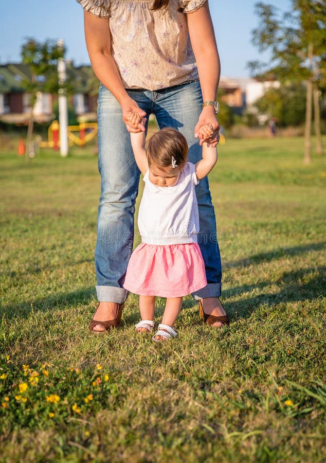 Baby, das lernt, über einen Graspark zu gehen stockbilder Baby, das lernt, über einen Graspark zu gehen stockbilder
