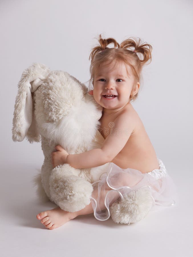 Baby, das mit angefülltem Spielzeugtier spielt stockfoto Baby, das mit angefülltem Spielzeugtier spielt stockfoto