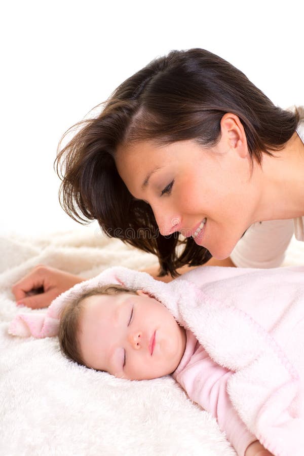 Baby, das mit Muttersorgfalt nahe schläft lizenzfreies stockfoto Baby, das mit Muttersorgfalt nahe schläft lizenzfreies stockfoto