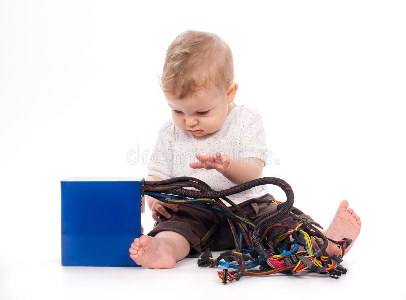 Baby, das mit PC-Stromversorgung auf Weiß spielt lizenzfreie stockbilder Baby, das mit PC-Stromversorgung auf Weiß spielt lizenzfreie stockbilder
