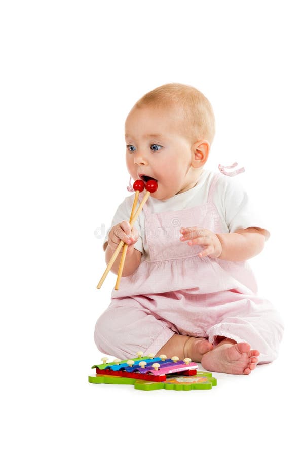 Baby, das mit Xylophon spielt lizenzfreie stockfotografie Baby, das mit Xylophon spielt lizenzfreie stockfotografie