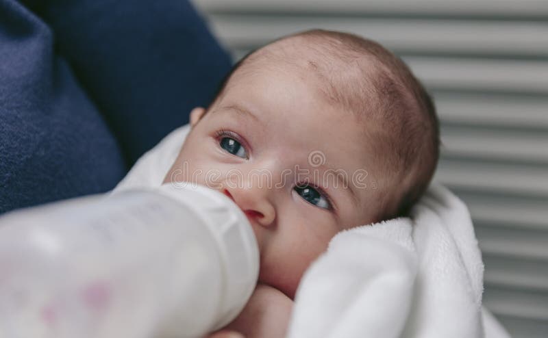 Baby, das Saugflasche nimmt lizenzfreie stockbilder Baby, das Saugflasche nimmt lizenzfreie stockbilder