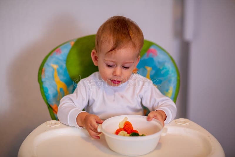 Baby, das zu Hause Gemüse isst stockfotos Baby, das zu Hause Gemüse isst stockfotos