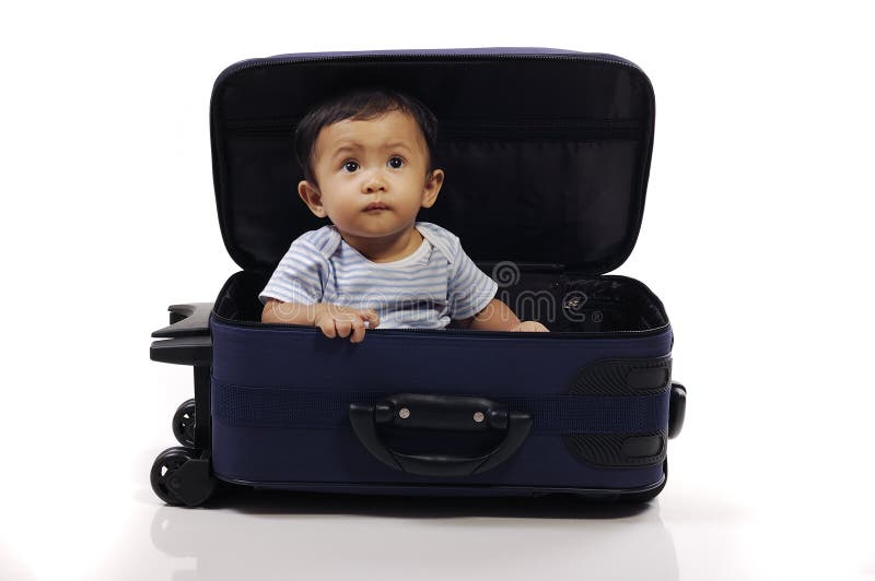 Baby in de Koffer afbeelding. of doos - 11975453