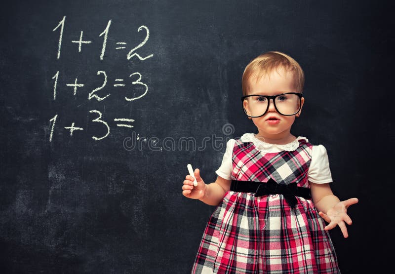 Baby in den Gläsern und Kreide an einer Schulbehörde mit arithmeti stockfotografie Baby in den Gläsern und Kreide an einer Schulbehörde mit arithmeti stockfotografie