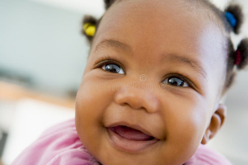 Baby die binnen glimlacht