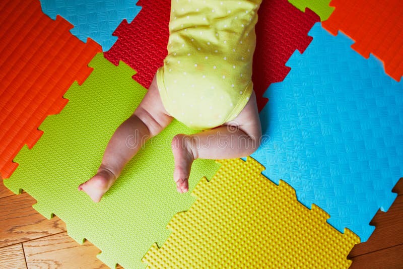 Baby die buiktijd op kleurrijke spelmat doen stock afbeeldingen Baby die buiktijd op kleurrijke spelmat doen stock afbeeldingen