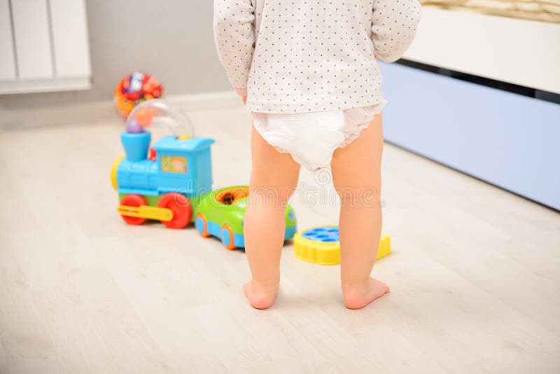 Baby die in luier lopen royalty-vrije stock afbeelding Baby die in luier lopen royalty-vrije stock afbeelding