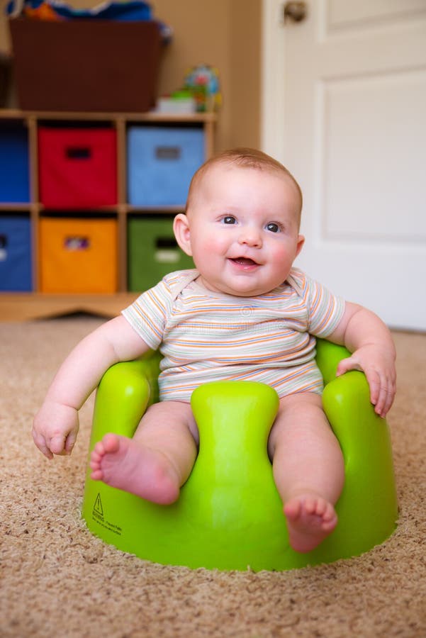 Baby Die Opleidingsbumbo Zetel Gebruiken Om Omhoog Te Zitten Stock Foto