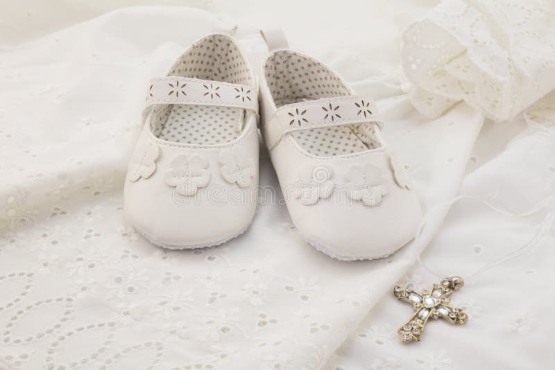 Neem een ​​bad Van hen Behandeling Baby Die Witte Schoenen Met Dwarstegenhanger Op Wit Dopen Stock Afbeelding  - Image of exemplaar, kruis: 71036841
