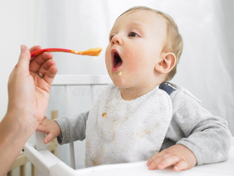 Baby die wordt gevoed royalty-vrije stock afbeelding Baby die wordt gevoed royalty-vrije stock afbeelding