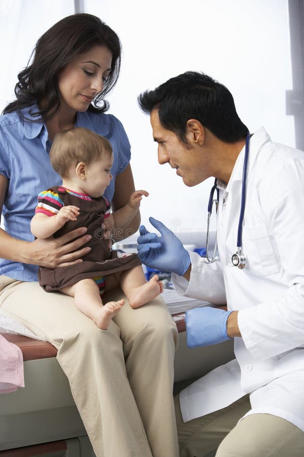 Baby Doktor-In Surgery Examining lizenzfreies stockbild Baby Doktor-In Surgery Examining lizenzfreies stockbild