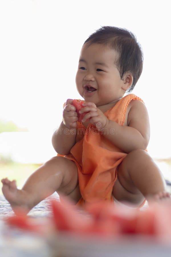 Un bambino mangiare Acqua anguria un sorriso.