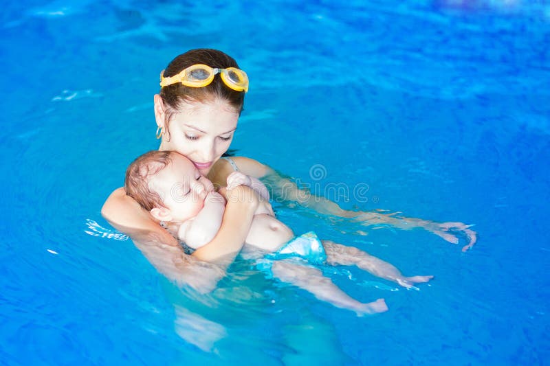 Baby en moher bij het zwemmen les