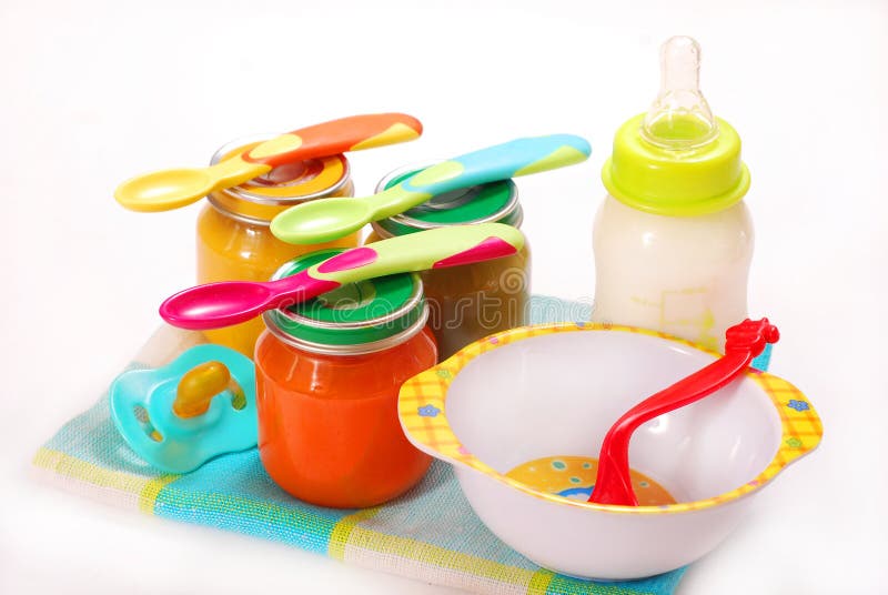 Tazas de varios un nino comida a una botella de.