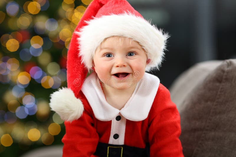 Baby gekleidet als Sankt im Weihnachten, das Sie betrachtet stockfoto Baby gekleidet als Sankt im Weihnachten, das Sie betrachtet stockfoto