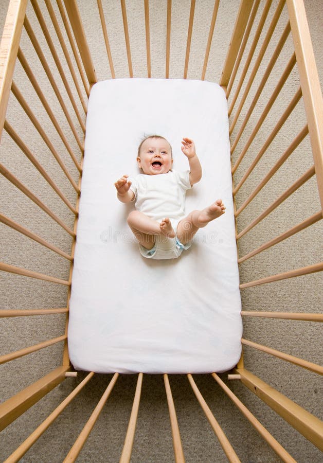 Una piccola bambina che giace in una mangiatoia.