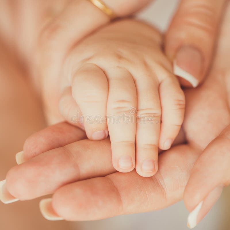 Фото высокого разрешения руки мамины. Newborn Baby girl hand. Мамины руки для новорожденных купить. Фото сердечко пальцев с ребенком. Mom's hand