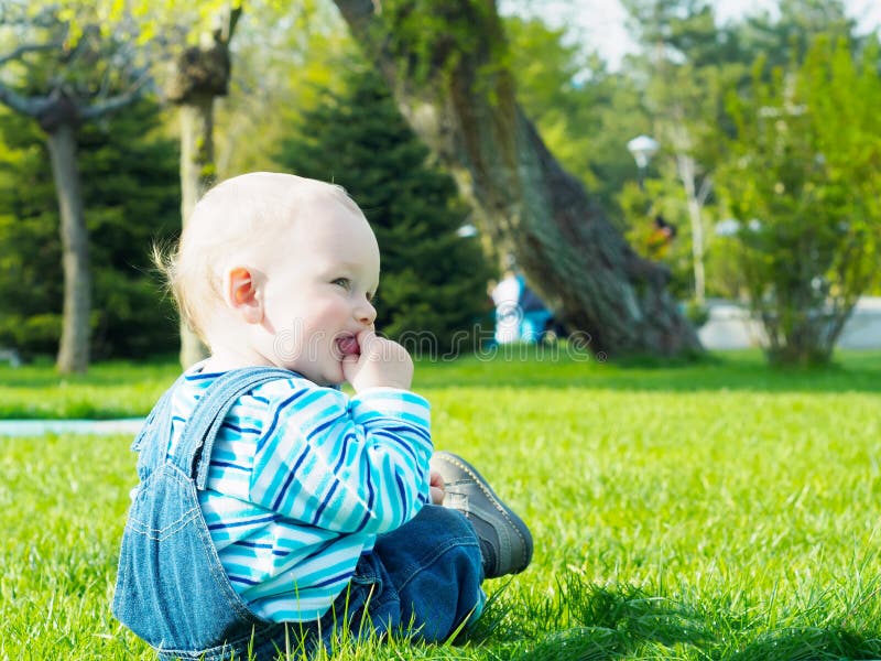 Baby in het Park royalty-vrije stock afbeeldingen