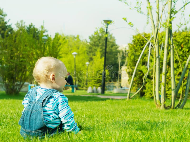 Baby in het Park stock foto