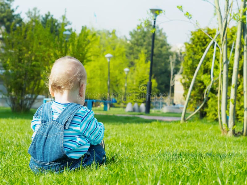 Baby in het Park stock afbeelding
