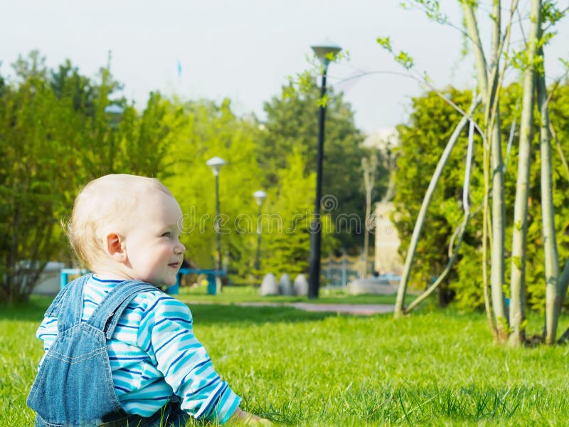 Baby in het Park royalty-vrije stock foto