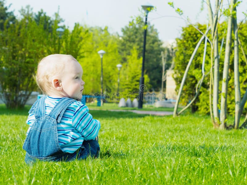 Baby in het Park stock afbeelding
