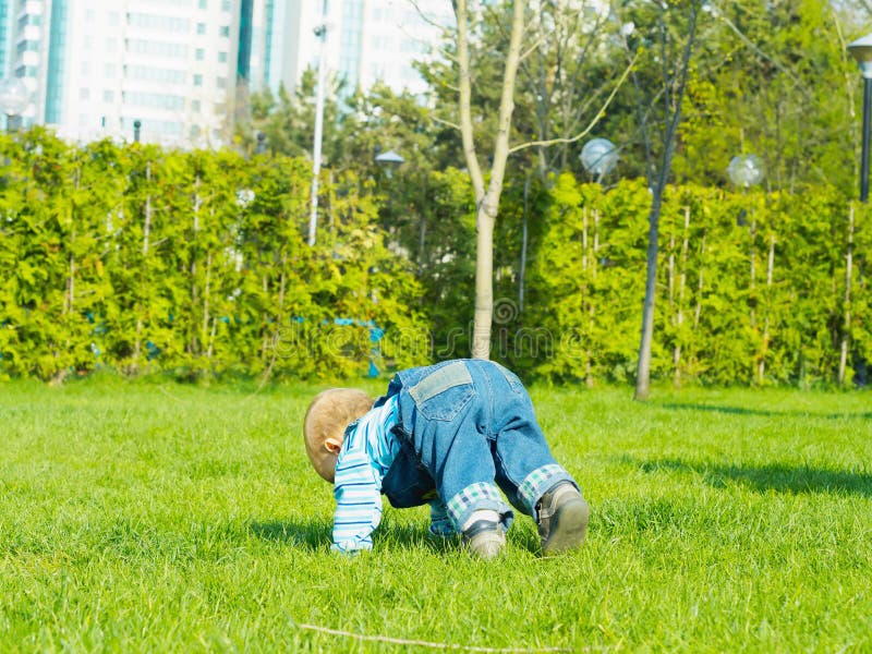 Baby in het Park royalty-vrije stock fotografie