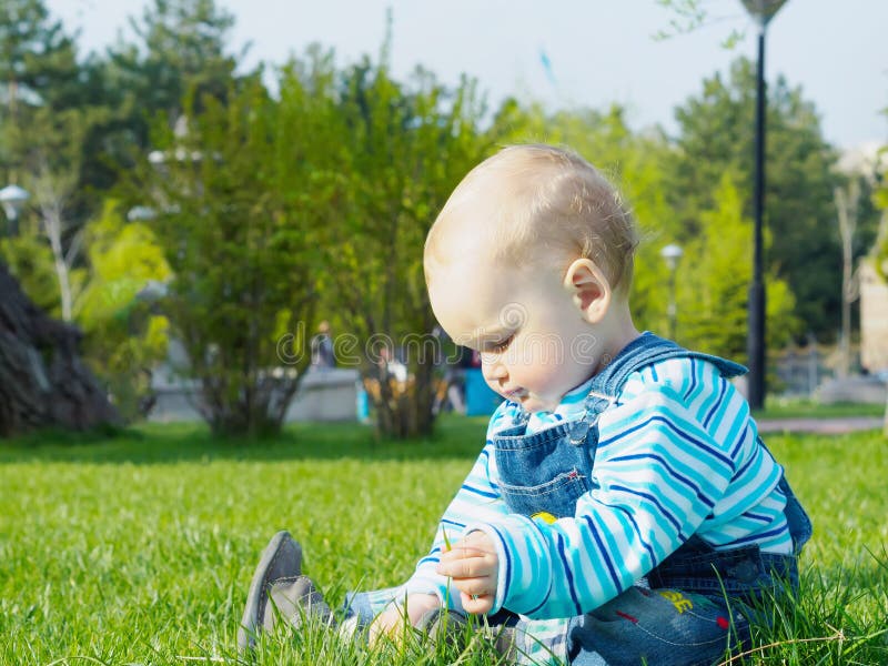 Baby in het Park stock fotografie