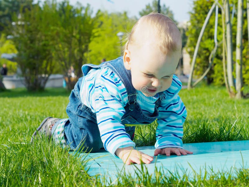 Baby in het Park stock afbeeldingen