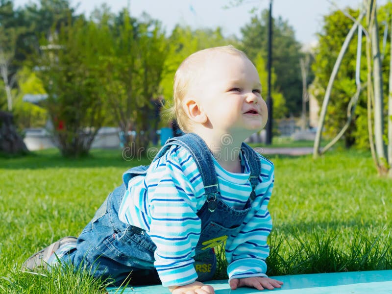 Baby in het Park royalty-vrije stock fotografie